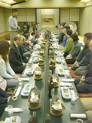 関係者が大勢集まった、送別会　　04.3.22     朝日町某所にての画像