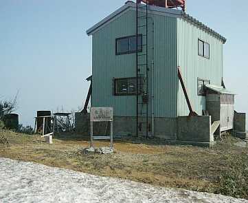 朝陽の中の白鳥小屋　　　　04.4.22の画像