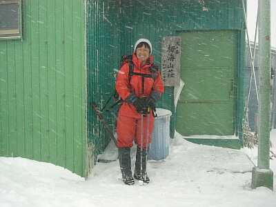 吹雪の中での下山、 とにかく記念撮影だけでも。。　　04.4.24の画像