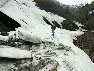 町道湯ノ瀬〜北又間の様子　　　04.5.3の画像