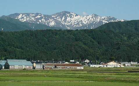 早苗の向こうに、朝日岳 あさひ野小学校付近から 04.5.25 早苗の向こうに、朝日岳 あさひ野小学校付近から 04.5.25の画像