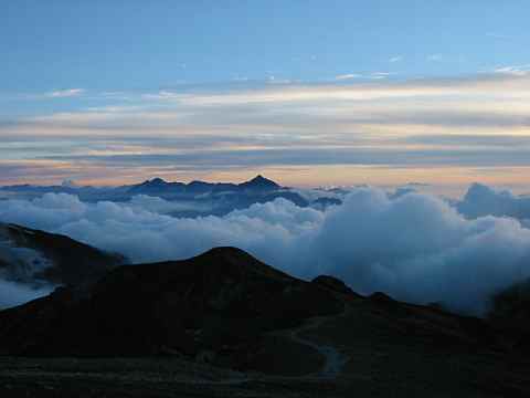 雲海に浮かぶ夕照の山々　　白馬岳から　　04.8.25の画像