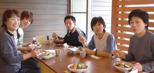 練習のあとで、一緒にお昼を食べる 04.10.30 練習のあとで、一緒にお昼を食べる 04.10.30の画像
