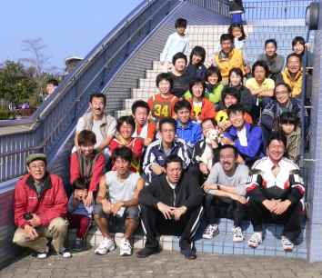 選手やサポート隊、全員で記念撮影 04.11.7 選手やサポート隊、全員で記念撮影 04.11.7の画像
