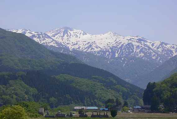 五月晴れに輝く朝日岳　　　の画像