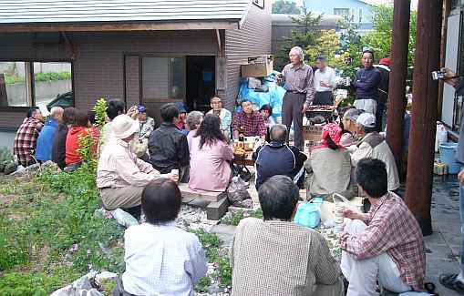 親睦を深める参加者の皆さん 小野さん自宅前 親睦を深める参加者の皆さん 小野さん自宅前の画像