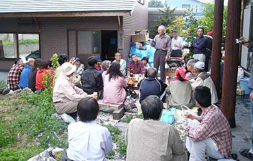 親睦を深める参加者の皆さん　　　小野さん自宅前の画像