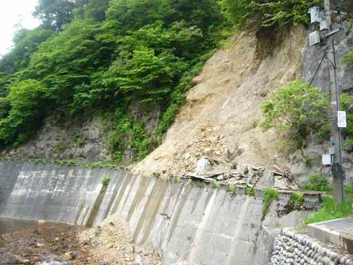 昨年から崩壊している、林道（町道）入り口付近　　05.5.22の画像