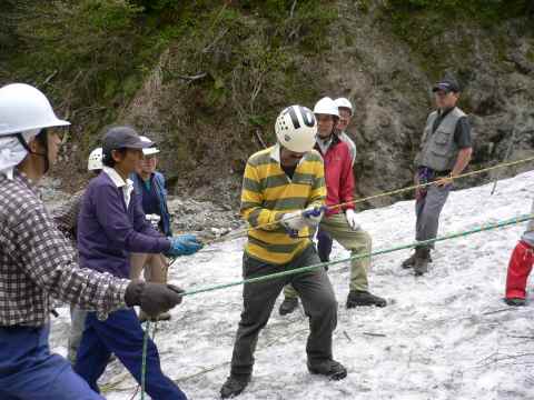 遭対協隊員から、ロープワークの講習を受けるの画像