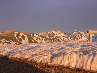 夕照の雪倉岳、白馬岳、旭岳　　　05.6.12の画像