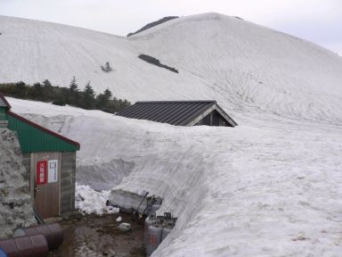 未だこんなに雪が…　　05.6.12の画像