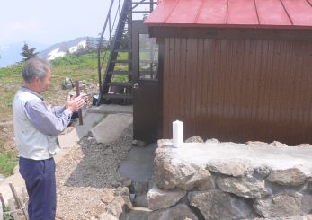 棟梁がお神酒を捧げての画像