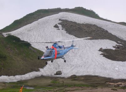 着陸寸前の県警ヘリ「つるぎ」 05.7.18 着陸寸前の県警ヘリ「つるぎ」 05.7.18 の画像