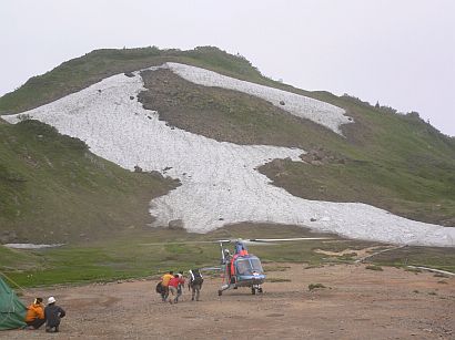 朝日平にて病人を搭乗させる、県警ヘリ「つるぎ」 05.7.24 朝日平にて病人を搭乗させる、県警ヘリ「つるぎ」 05.7.24の画像