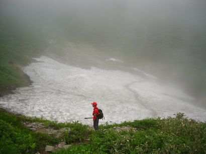 未だ消え残る雪　　05.8.2の画像