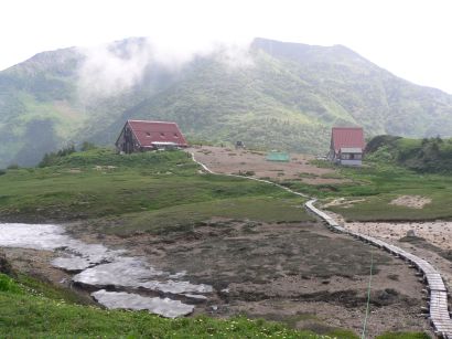 朝日平と朝日岳、そして朝日小屋　　　05.8.4の画像