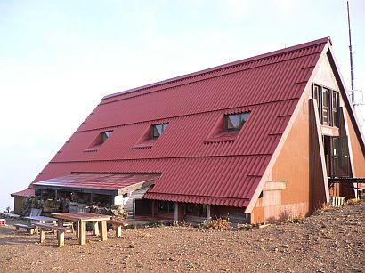 朝陽を浴びて、今朝の朝日小屋 朝陽を浴びて、今朝の朝日小屋の画像