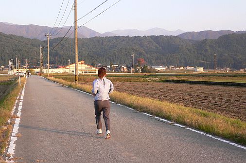 遠くに朝日岳を眺めながら、試走する　　　05.11.5の画像