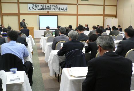 総会では、全会一致で「決議」が採択される　　　05.11.18の画像