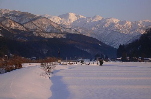 今日の朝日岳、夕暮れ時に　　　山崎地区・小川に架かる橋から望むの画像