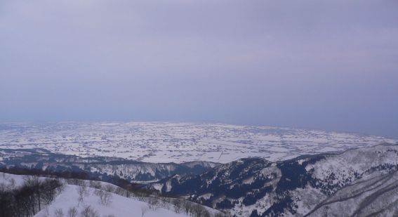 曇天の中でも、富山平野がはっきり見えて　　06.1.30の画像