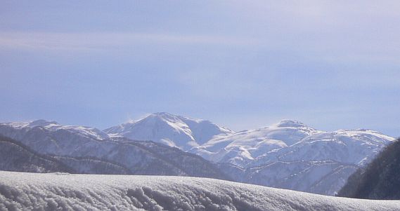 雪煙上がる朝日岳　　　06.2.14の画像