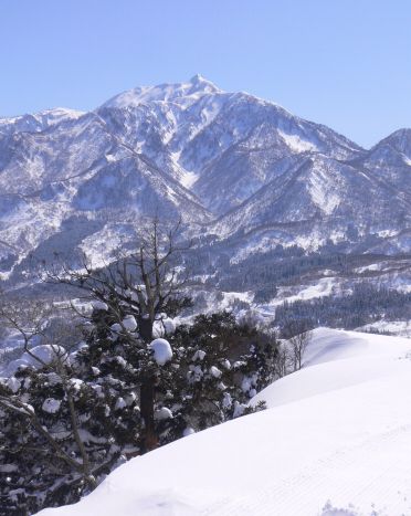 シーサイドスキー場から眺める、雨飾山　　　06.3.15の画像