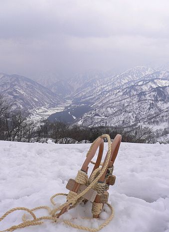 立山かんじき　　低い雲の中には、早月尾根が　　千石城山山頂にて　　06.3.21の画像