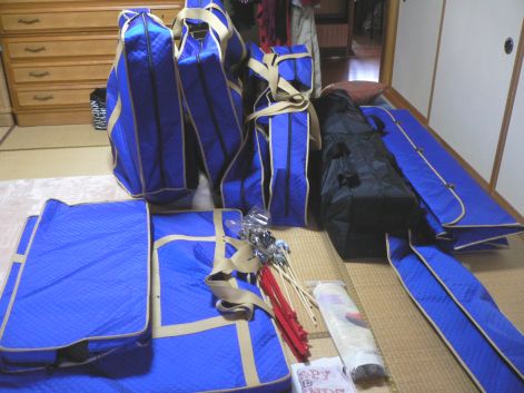 八畳間を占領しているマリンバ、解体してそれぞれカバーとなる袋に詰めてあるところ 八畳間を占領しているマリンバ、解体してそれぞれカバーとなる袋に詰めてあるところの画像