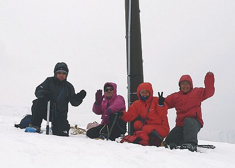 猛烈な突風の中で記念撮影、初雪山山頂にて　　左からイッちゃん、シブちゃん、私、シュンちゃんの画像