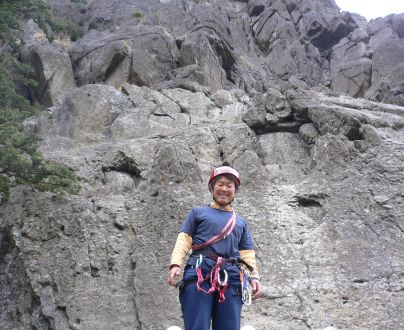 自分が登ったルート辺りを背に　　三つ峠・屏風岩にて　　06.4.23の画像