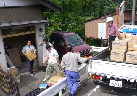 大勢の皆さんの手助けで、一気に荷造り　　　連絡所にて　　の画像