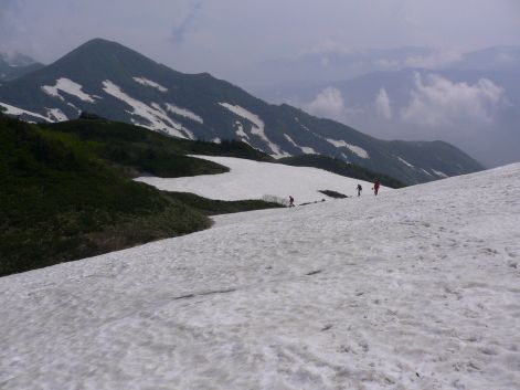 朝日岳山頂を下って、左奥は五輪山　　　06.6.29の画像