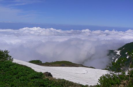 今日の青空、広がる雲海、そして残雪　　　　お昼近くの画像