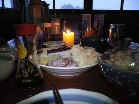 真っ暗闇になる前にと、ロウソクの灯りで私たちも夕食　　06.9.5の画像