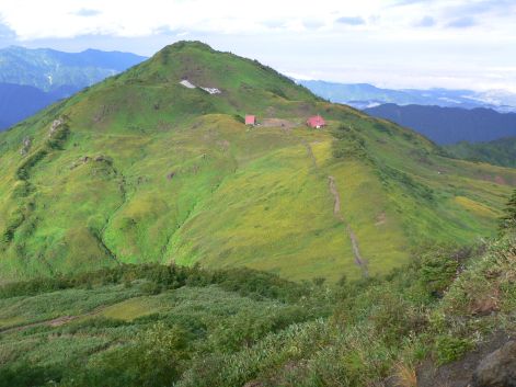前朝日岳と小屋を眺める　　水源地への途中から　　　06.9.7　　　の画像
