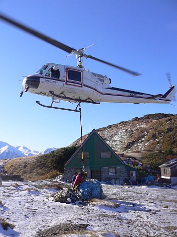 雪化粧した中で、木道工事終了後の荷物を下げる、今シーズン最後のヘリ　　06.10.9の画像