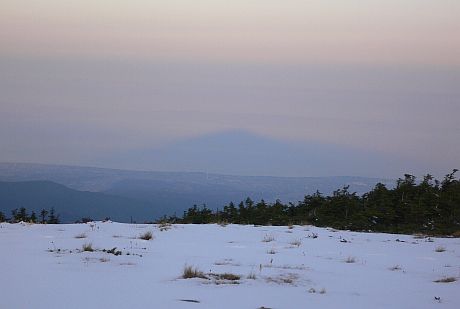 早朝の富山湾に映る、『影朝日』　 朝日岳山頂付近から　　06.10.10  photo by kanaeの画像