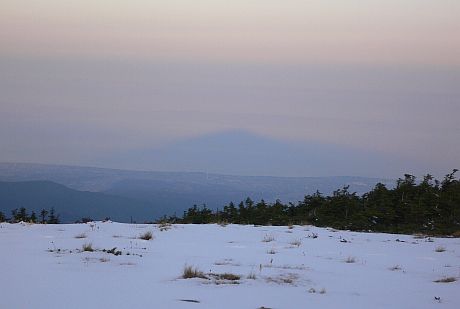 早朝の富山湾に映る、『影朝日』 朝日岳山頂付近から 06.10.10 photo by kanae 早朝の富山湾に映る、『影朝日』 朝日岳山頂付近から 06.10.10 photo by kanaeの画像