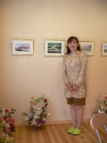 作品の前で、ｅｉｋｏさん　　　アトリエにての画像