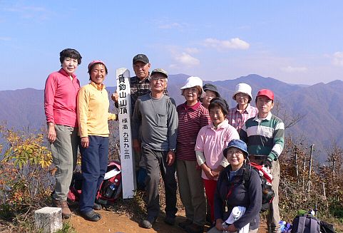 青空の下、皆さんで記念撮影　　　の画像