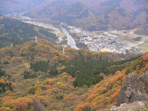 小佐波御前山、獅子ヶ鼻辺りから俯瞰する　　　06.11.19の画像