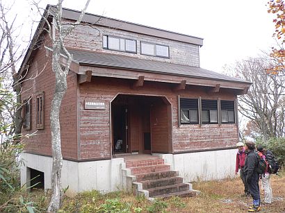 雪があっても、立派な小屋があれば心強い　　小佐波御前小屋　　06.11.19の画像