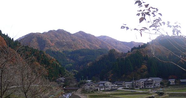 連絡所の横から見える風景　　笹川の秋　　　06.11.24の画像