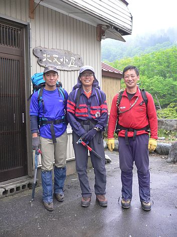 富山県警山岳警備隊、左から黒川隊員、谷口隊員、丸山分隊長　　　06.5.28の画像