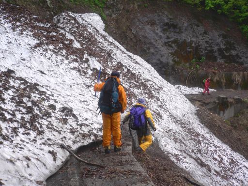 まだ除雪が終わっていない「林道」、この５分後に事故をおこした　　06.5.28の画像