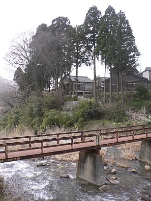 笹川に架かる橋、杉に囲まれた中に「朝日小屋連絡所」　　　07.4.1の画像