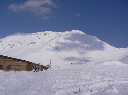 ＧＷの室堂平から雄山を望む　　室堂山荘近くから　　　07.4.29の画像