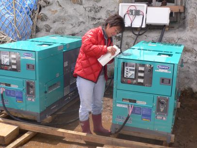 「頑張ってね!」の思いを込めて、発電機にお神酒を… 「頑張ってね!」の思いを込めて、発電機にお神酒を…の画像