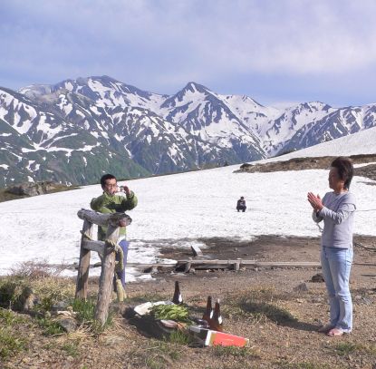 玉串を捧げ、拍手を打つ　　朝日小屋管理人・清水　　　photo by BAN   07.6.23の画像